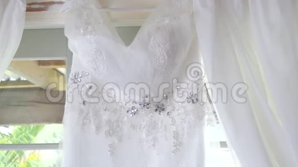 新娘穿着优雅的婚纱视频的预览图