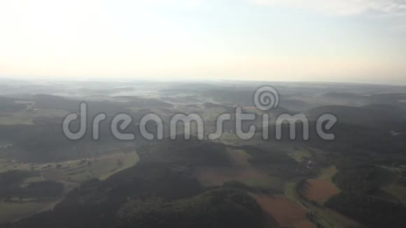 乘坐气球飞行的空中景观黑森林视频的预览图