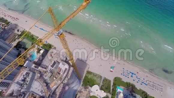 空中无人机阳光伊士海滩建筑起重机视频的预览图