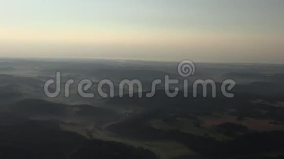 乘坐气球飞行的空中景观黑森林视频的预览图