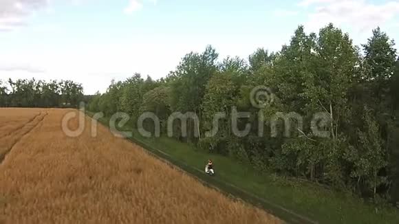 一个在乡间小路上骑摩托车的女孩视频的预览图