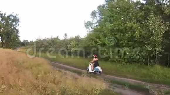 一个在乡间小路上骑摩托车的女孩视频的预览图
