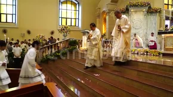 牧师们在教堂举行群众庆祝活动视频的预览图