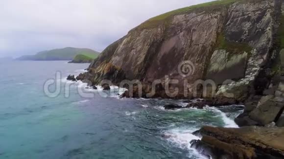 大西洋上美丽的爱尔兰西海岸视频的预览图