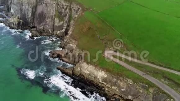 飞越爱尔兰定乐半岛岩石海岸线视频的预览图