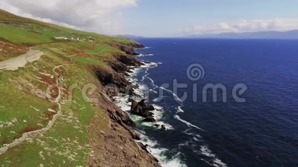 沿爱尔兰定乐半岛海岸线飞行视频的预览图