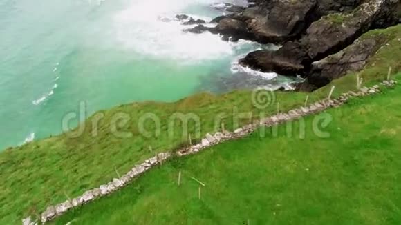 爱尔兰定乐半岛的绿草和岩石海岸线视频的预览图