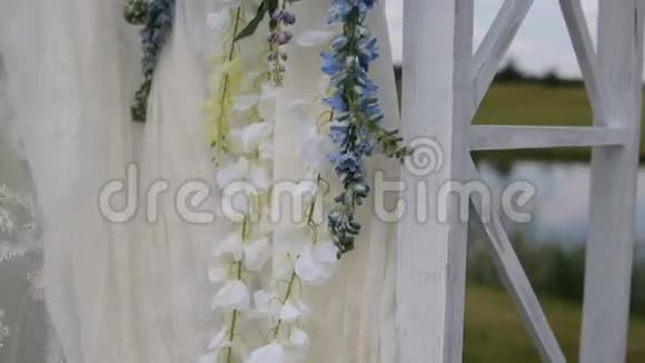 用鲜花装饰婚礼拱门视频的预览图