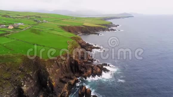 爱尔兰定乐半岛沿岸的空中无人机飞行视频的预览图