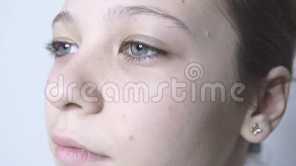 特写少女的蓝眸一个大眼睛的漂亮女孩站在风中视频的预览图