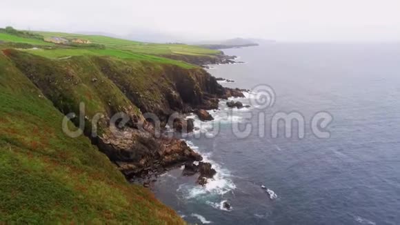 爱尔兰定乐半岛美丽的海岸线鸟瞰图视频的预览图