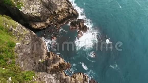 定乐半岛悬崖上的蓝色大西洋海水从上面看视频的预览图