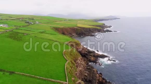 飞越爱尔兰西海岸的丁乐半岛视频的预览图