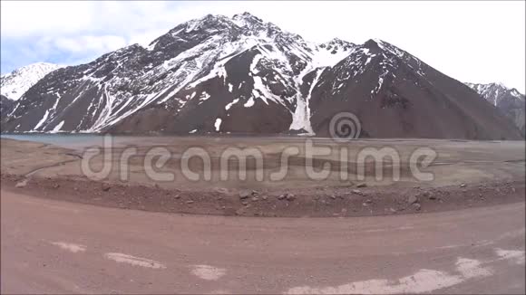 沿着智利的水库和山脉行驶视频的预览图