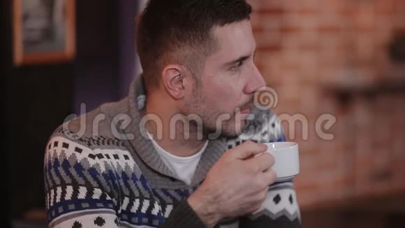年轻人在咖啡馆里喝咖啡视频的预览图