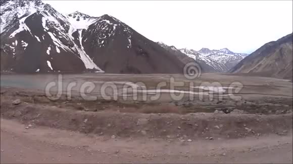 沿着智利的水库和山脉行驶视频的预览图