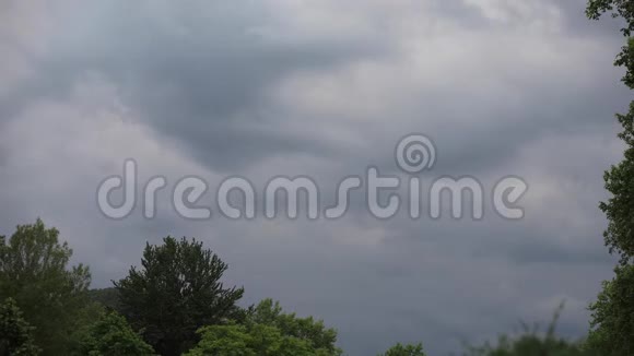 在法国比利牛斯的天空中移动的风暴云时视频的预览图