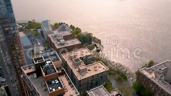 下曼哈顿金融和商业区纽约市的鸟瞰图无人射击视频的预览图