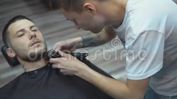 理发店的年轻帅哥视频的预览图