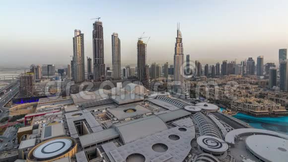 迪拜市区白天到晚上的时间上面的俯视图视频的预览图
