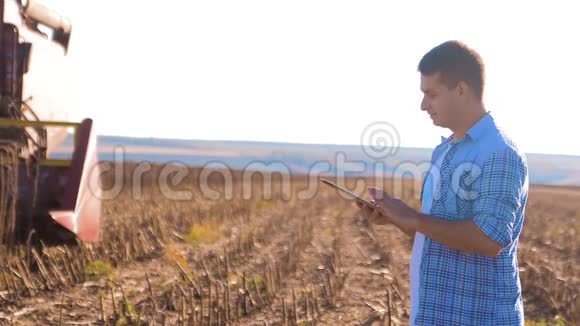 农民工作聪明的农业人阅读或分析收获向日葵在农业领域的平板电脑上的报告视频的预览图