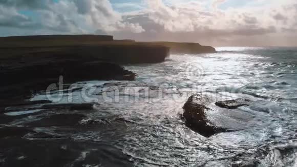 爱尔兰基基海滩的野生海水视频的预览图