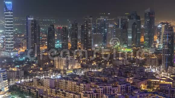 迪拜市区夜间延时上面的俯视图视频的预览图