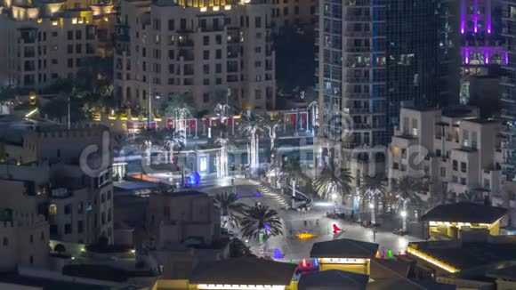 迪拜市区夜间延时上面的俯视图视频的预览图
