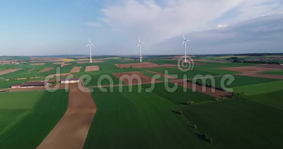 农田和发电风力发电机的空中全景图获取现代技术视频的预览图