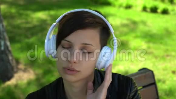 带着耳机听音乐的女人视频的预览图