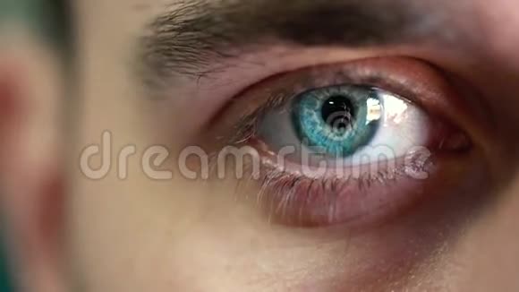 美丽的眨眼男性眼睛特写视频的预览图