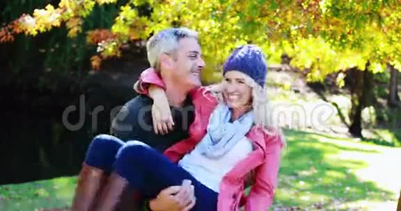 一对在公园玩得开心的夫妇视频的预览图