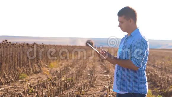 农民智能生活方式农业工作人员阅读或分析收获向日葵一篇关于农业的平板电脑报告视频的预览图