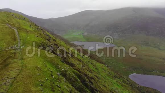 爱尔兰定乐半岛令人惊叹的景观无人机的鸟瞰图视频的预览图