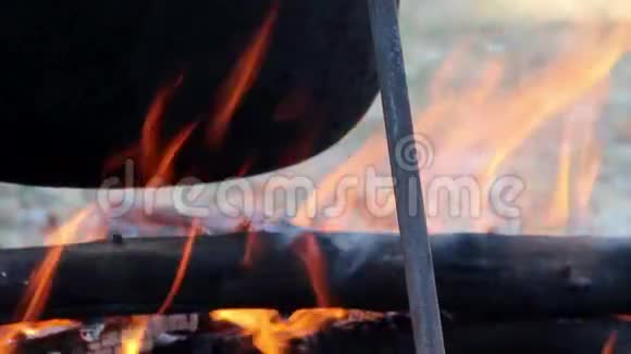 篝火上的大锅视频的预览图