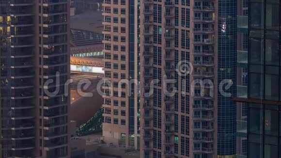 迪拜天际线与摩天大楼夜以继日在迪拜码头从上面视频的预览图