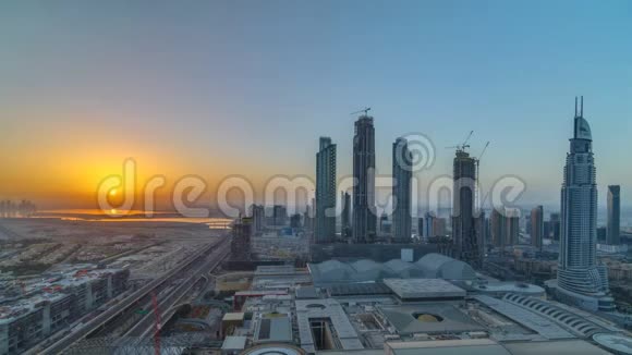 迪拜市区有日出时间上面的俯视图视频的预览图