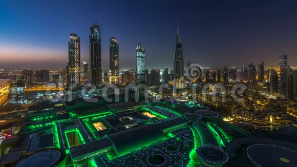迪拜市区夜以继日上面的俯视图视频的预览图