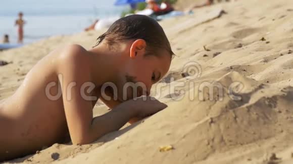 小孩在沙滩上慢动作玩沙视频的预览图