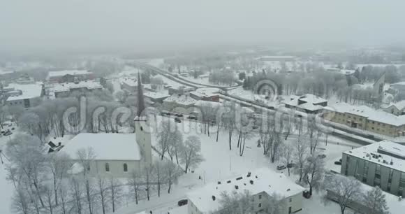 在寒冷的冬天早晨鸟瞰城市雾天日出视频的预览图