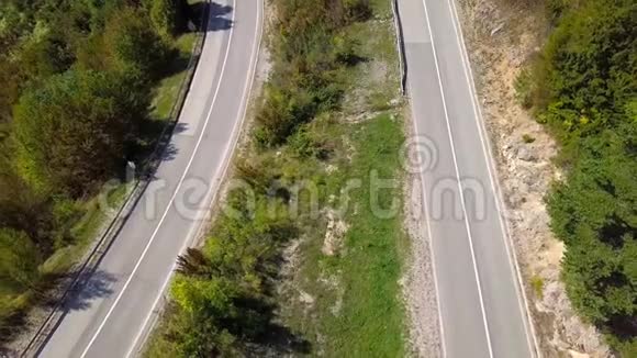 蛇形山路的鸟瞰图克罗地亚视频的预览图