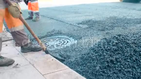 道路工人铺设沥青在欧洲城市的历史中心修复道路视频的预览图