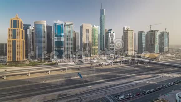 鸟瞰朱美拉湖塔摩天大楼随着交通在谢赫扎耶德路视频的预览图