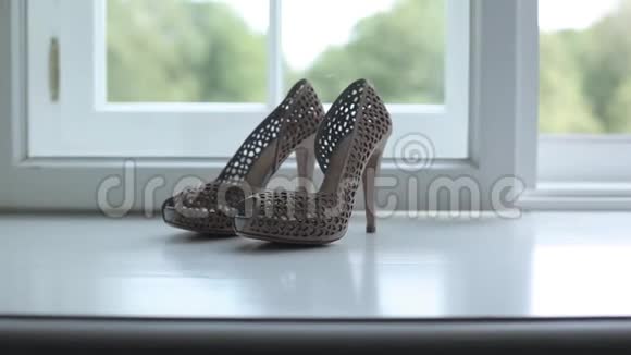 新娘婚礼漂亮的鞋子豪华的鞋跟特写视频的预览图