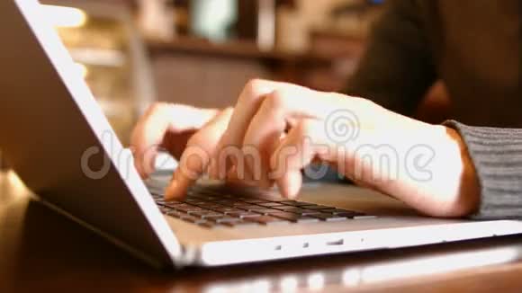 一个在咖啡馆的电脑前工作的人视频的预览图