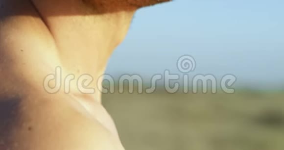 站在海滩上的男冲浪者视频的预览图