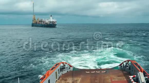 AHTS船进行静态拖船提升海洋拖船作业视频的预览图
