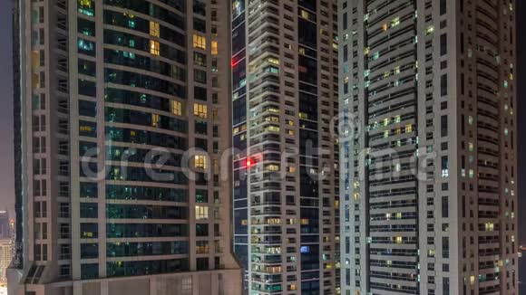 夜幕降临时闪闪发光的摩天大楼窗户视频的预览图