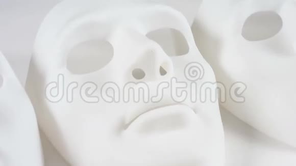 万圣节白色背景悲伤的白色面具视频的预览图