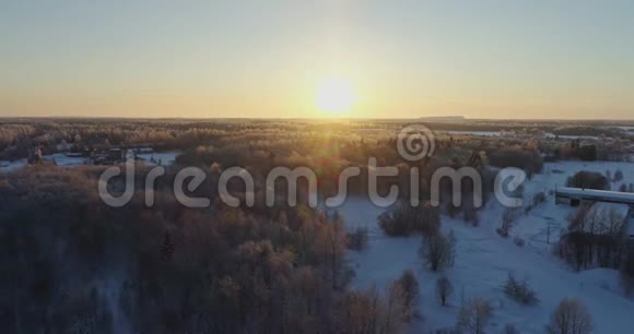 冬季森林美丽日落的鸟瞰图视频的预览图